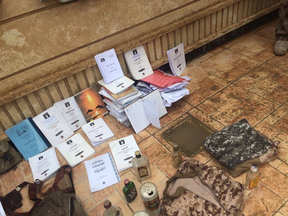 به‌ وێنه‌.. له‌ كارگه‌يه‌كى درووستكردنى چه‌كى داعشدا قوتوى بيره‌ و وێسكى دۆزرايه‌وه‌